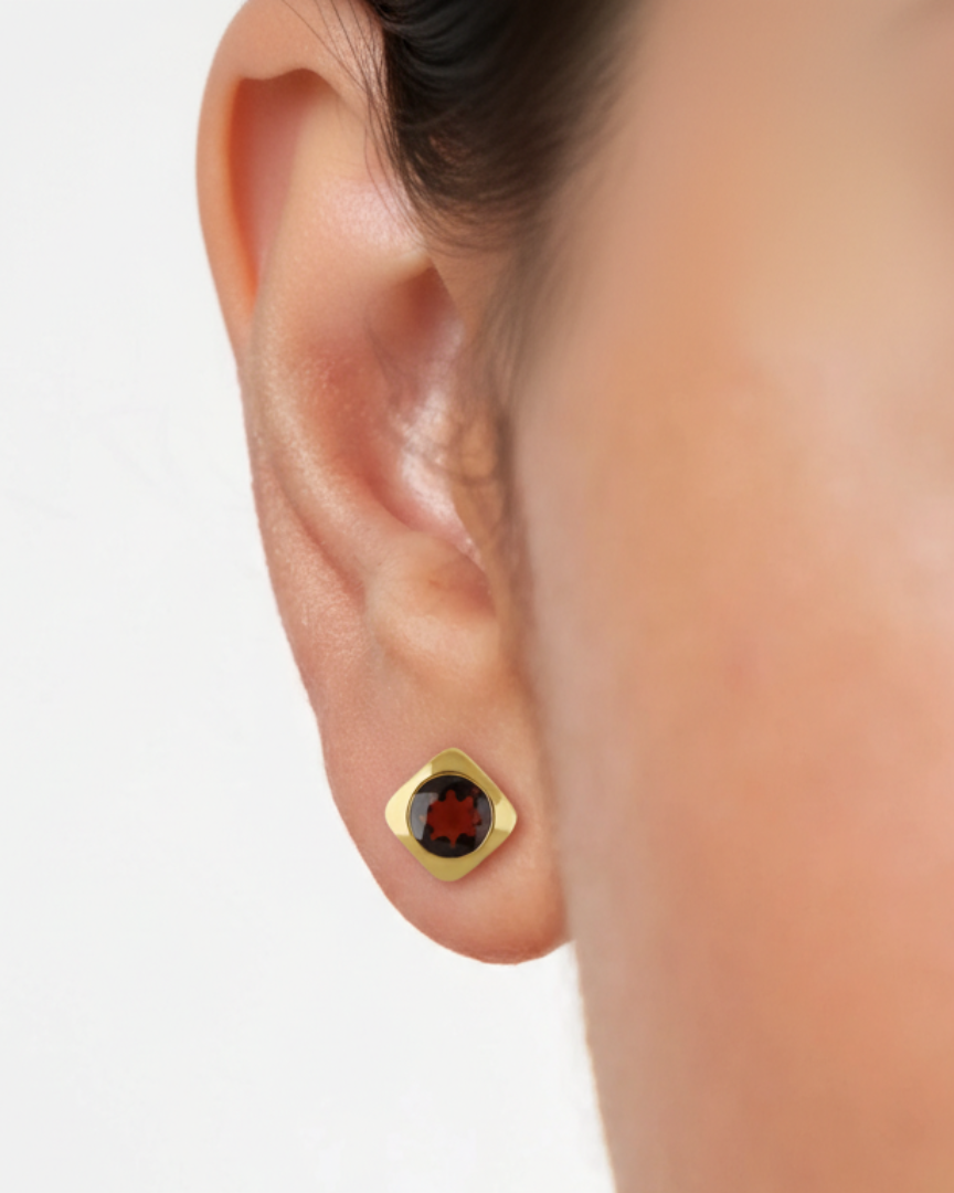 Deco Studs Gold - Garnet